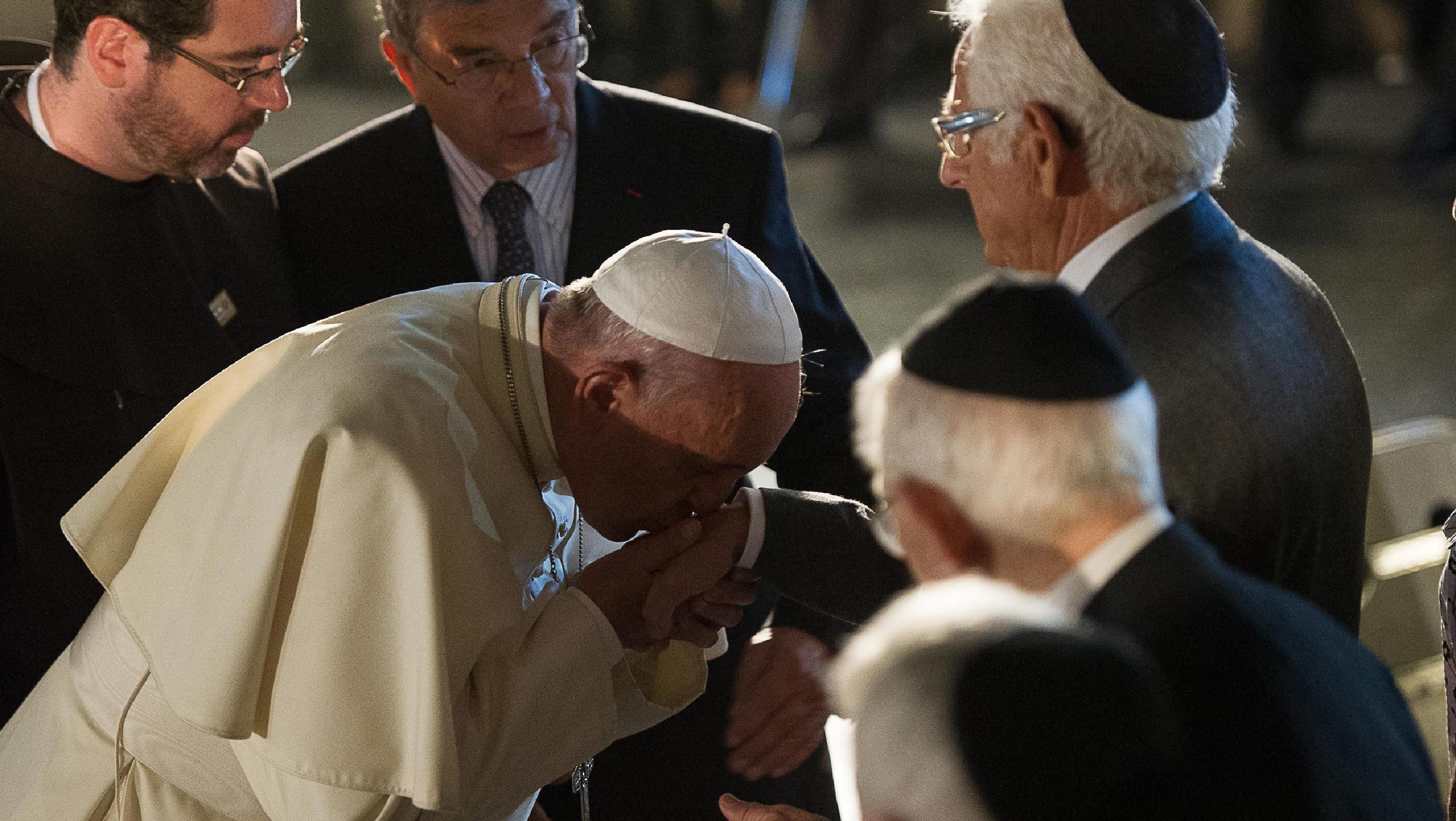 Римский еврей. Папа Римский Франциск еврей. Папа Римский целует руку Рокфеллеру. Папа Римский Франциск целует руку. Папа Франциск и Рокфеллер.
