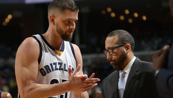 Cold-shooting Memphis Grizzlies Chandler Parsons leaves the court as head coach David Fizdale takes a timeout against the Portland Trail Blazers at FedExForum. Parsons went 0-8 shooting in his Grizzlies debut.