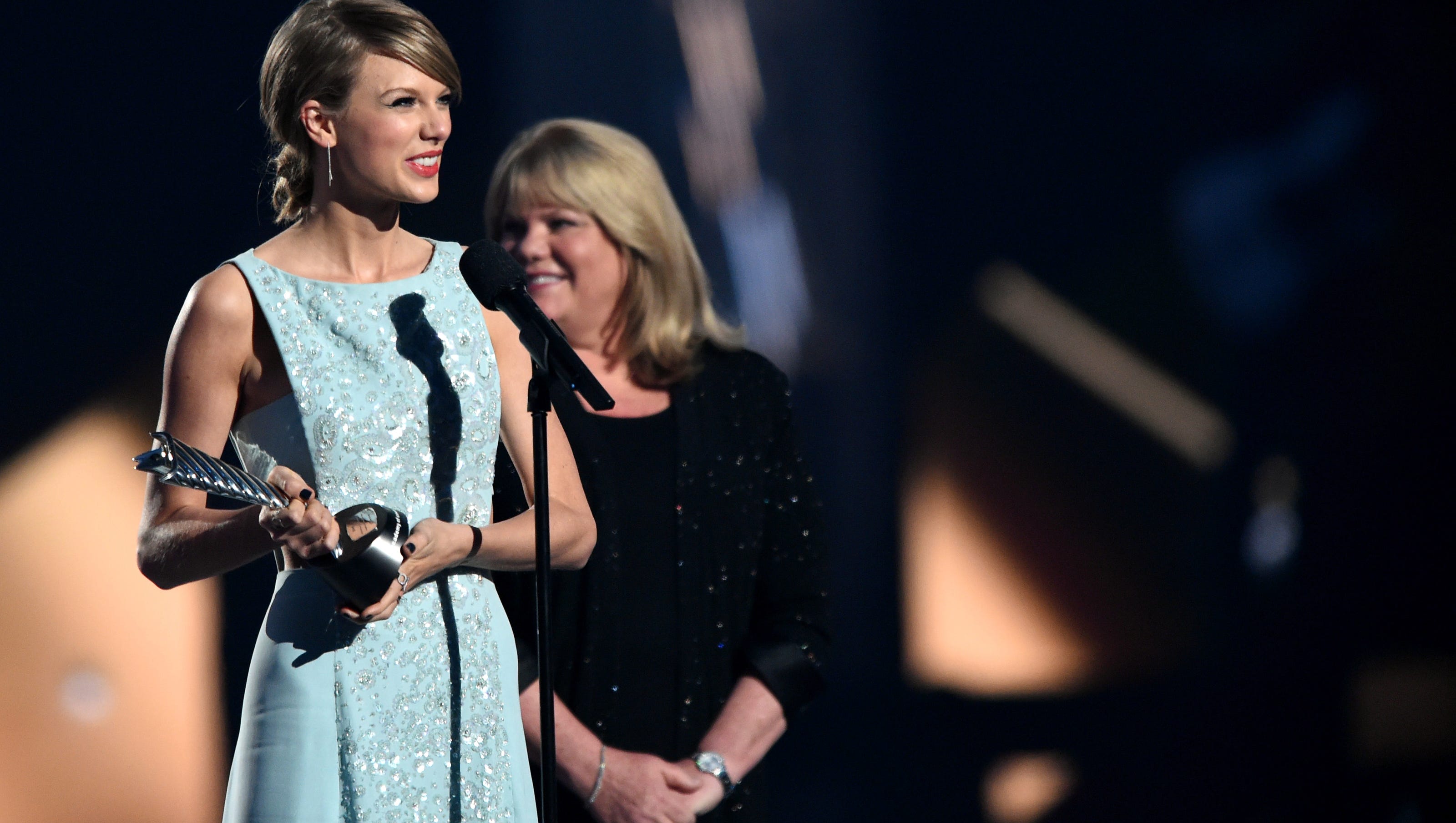 Taylor Swift Reveals Her Mom Andrea Has A Brain Tumor