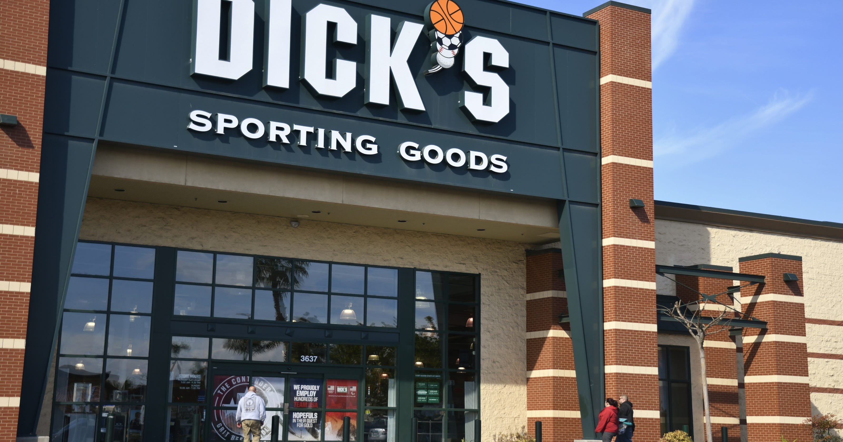 Dicks Sporting Goods Will Stop Selling Guns At 125 Stores 