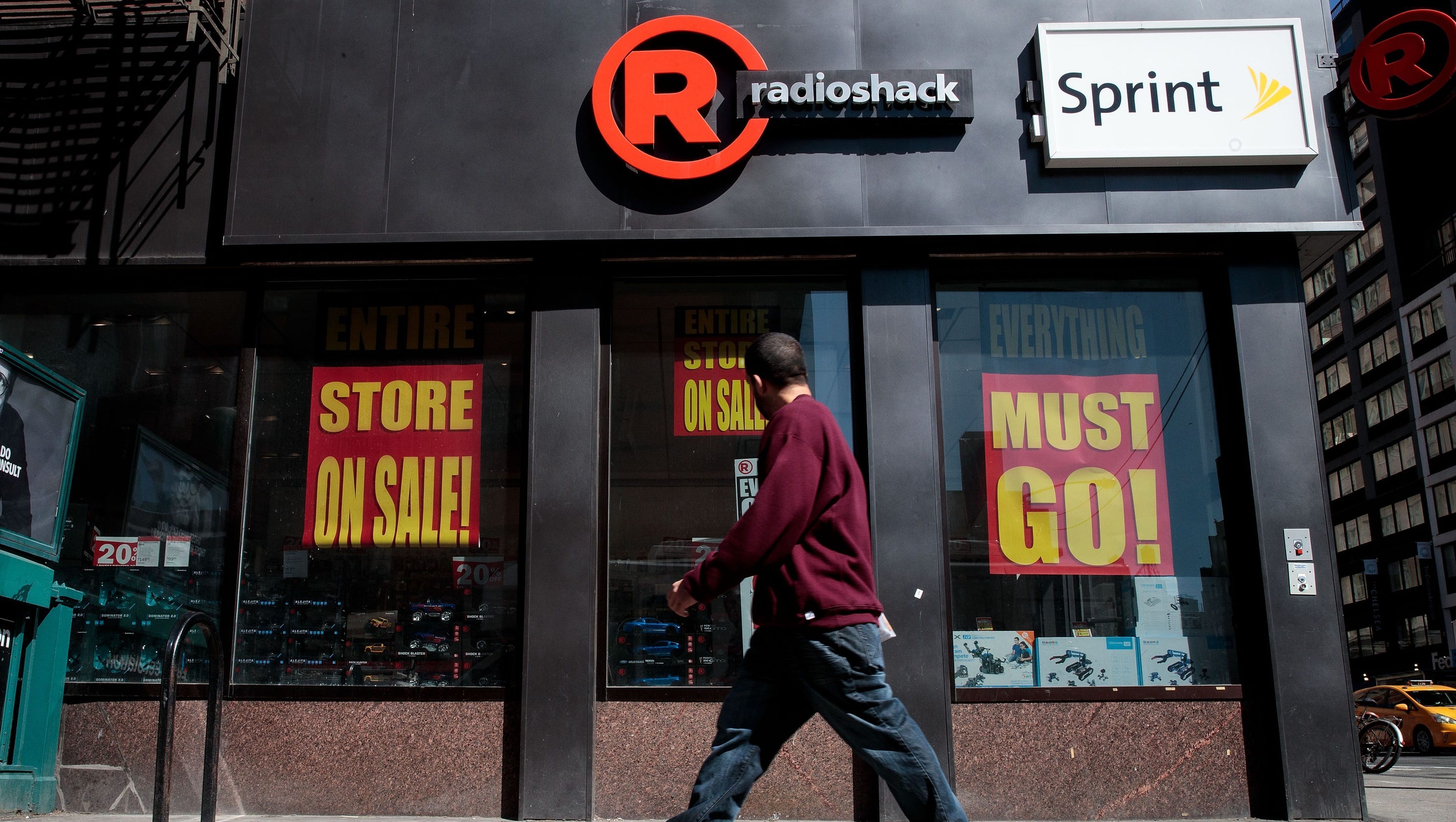 RadioShack, closing 1,000 stores, leaves only these 70