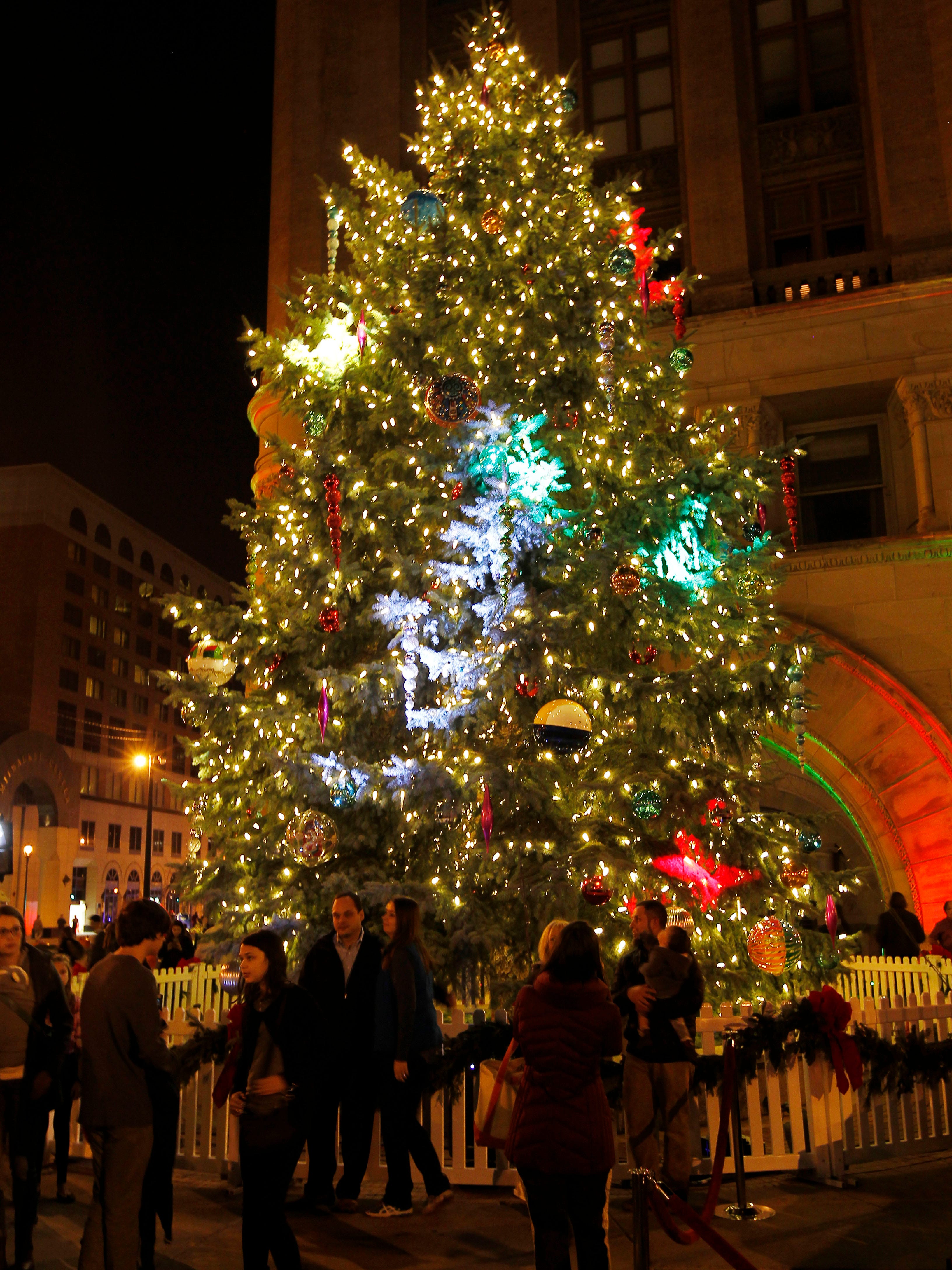 Bmo Harris 8ndoor Christmas Display 2022 Christmas 2017: Holiday Tree Lightings And Displays In Milwaukee Area