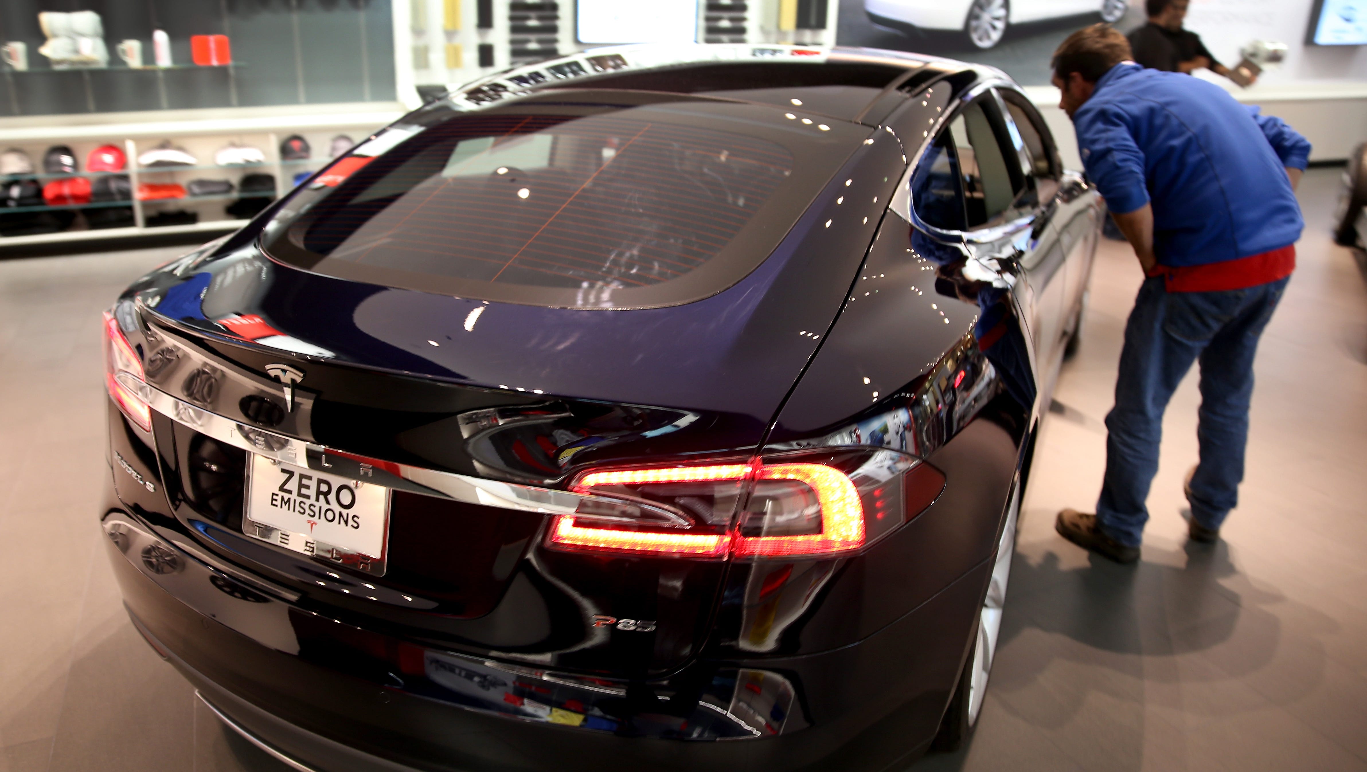 Tesla S Wonder Cars Tripped Up By Dumb Door Handles