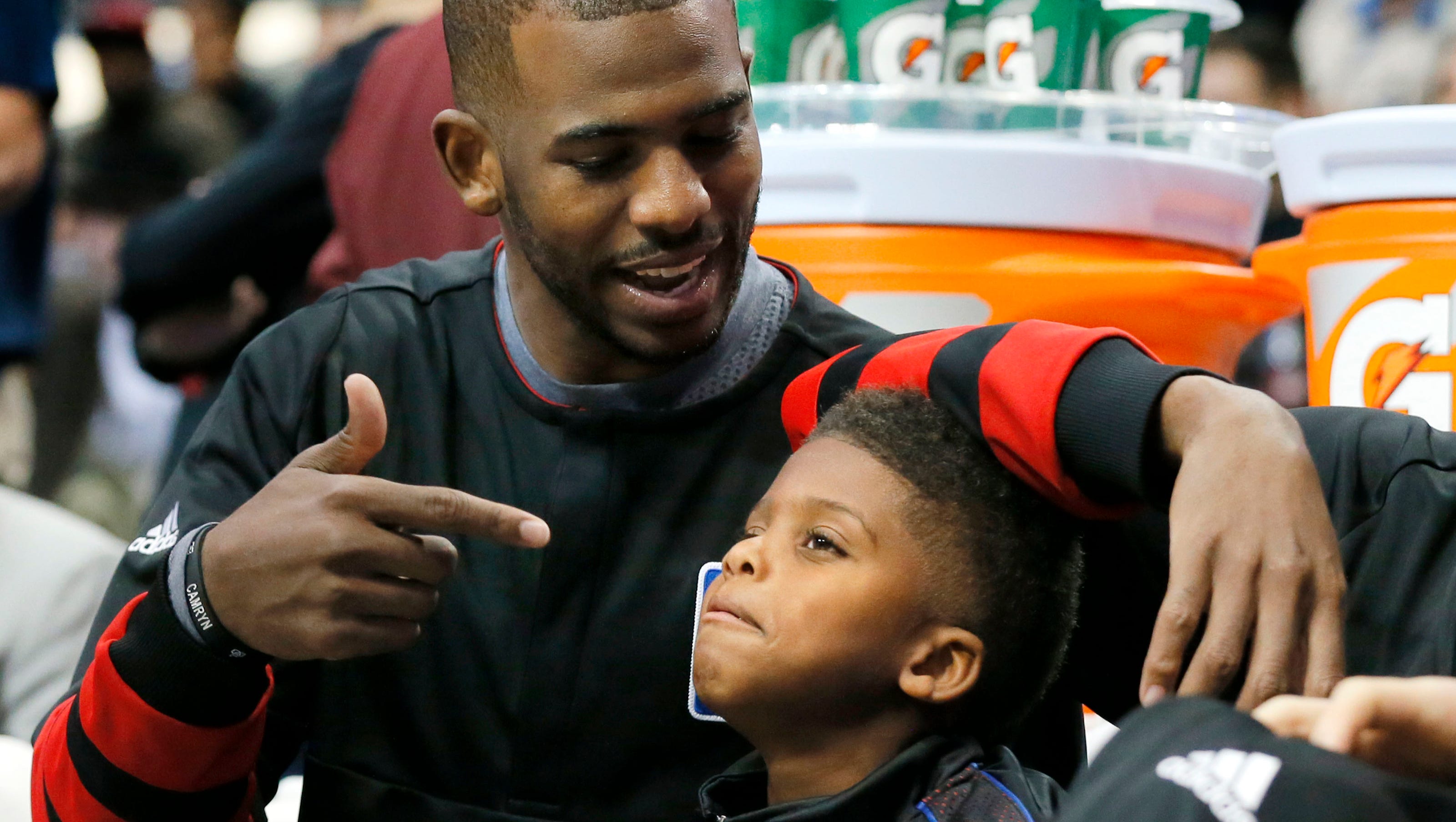 Chris Paul proves he can dunk thanks to 8-year-old son