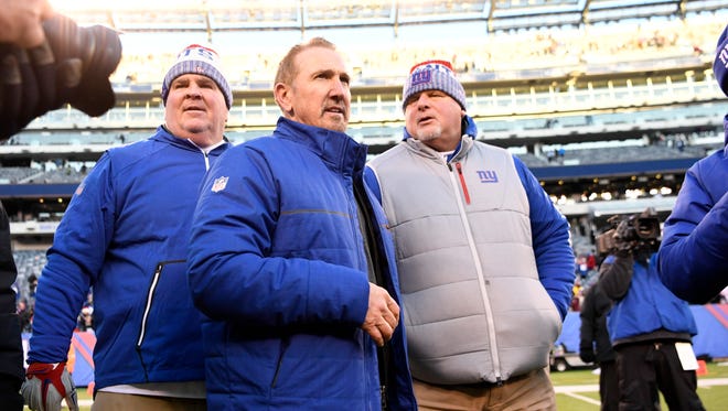 New York Giants head coach Steve Spagnuolo, center, on the field after the Giants defeat the Washington Redskins 18-10 in East Rutherford, NJ on Sunday, December 31, 2017.