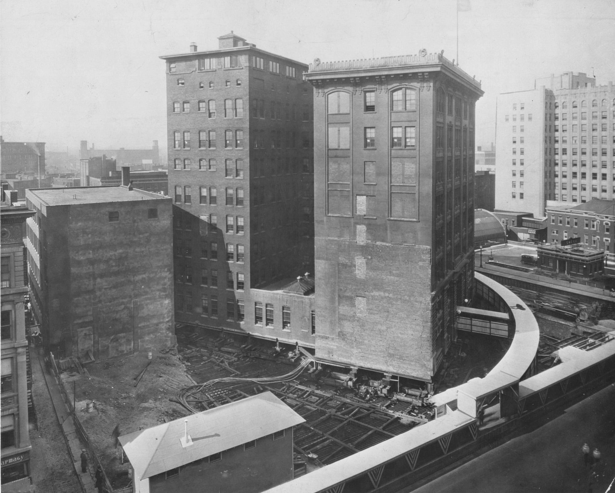 Перемещение зданий в москве в 30. Перенос зданий в москве на тверской 1939. Передвигали дома в москве. Перенос зданий в москве на тверской 1939. Передвижение домов в москве.