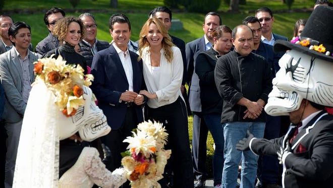 El presidente de México Enrique Peña Nieto (c) la primera dama de México, Angélica Rivera (c-d), recibió a los voluntarios que participaron en el desfile conmemorativo del Día de los Muertos hoy, martes 1 de noviembre de 2016, en la residencia oficial de Los Pinos, en Ciudad de México (México). El jefe del Ejecutivo acogió en la residencia oficial de Los Pinos a los voluntarios, que visitaron la ofrenda de muertos montada por el Estado Mayor Presidencial para honrar a los caídos en la Batalla del Molino del Rey de 1847 contra el ejército invasor estadounidense.