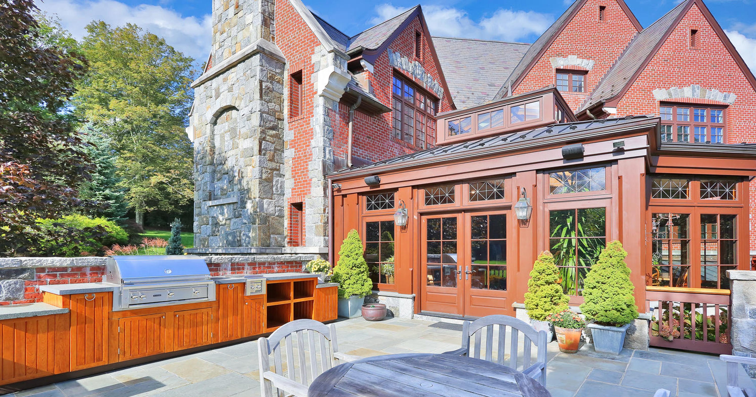 Banker puts Chappaqua estate up for sale