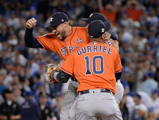 Astros players celebrate the 5-1 victory in Game 7
