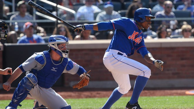 The Mets' Curtis Granderson hits a double to drive home Eric Young Jr. during the eighth inning against the Cubs at Citi Field, on Sunday.