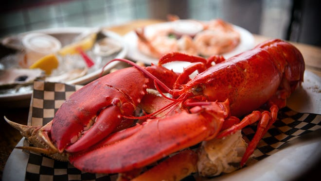 Το Sea & Surf βρίσκεται στο Framingham στη διασταύρωση των Route 9 και Route 26 και σερβίρει όλα τα είδη θαλασσινών, συμπεριλαμβανομένου του αστακού.  Εδώ, ο αστακός του Maine σερβίρεται σε ένα κρεβάτι με πόδια καβουριών.