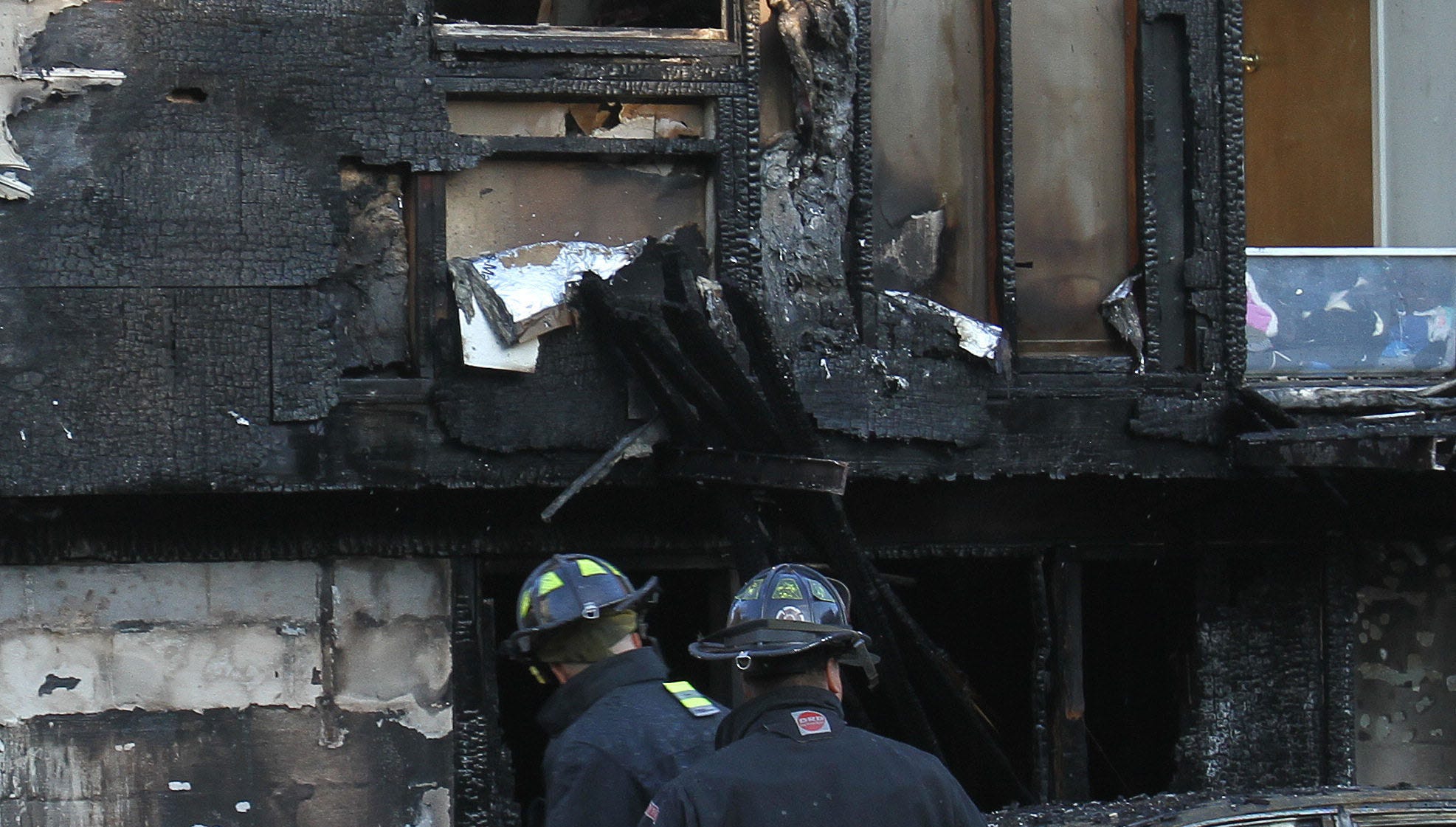 4 family members die, 1 injured in N.Y. house fire(01)