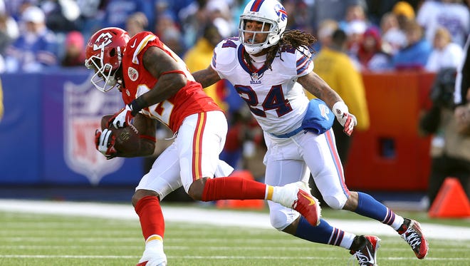 Chiefs receiver Dwayne Bowe (82) makes a catch in front of Bills Stephon Gilmore (24).
