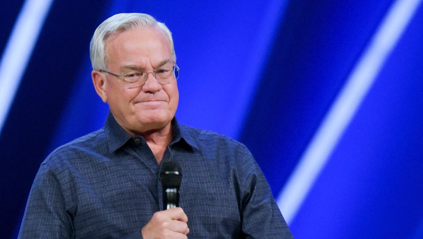 Megachurch Pastor Bill Hybels Quits Calls Sex Claims Flat Out Lies