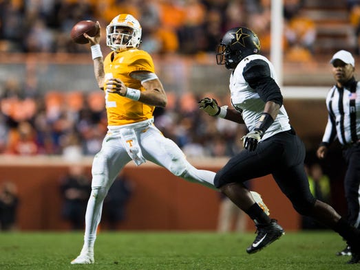Tennessee quarterback Jarrett Guarantano (2) passes
