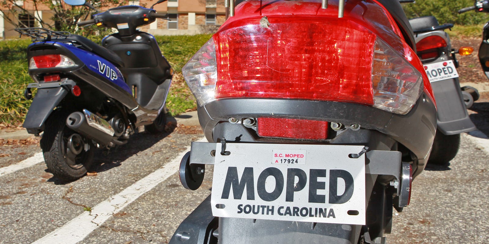 A team Do mopeds require registration or insurance?