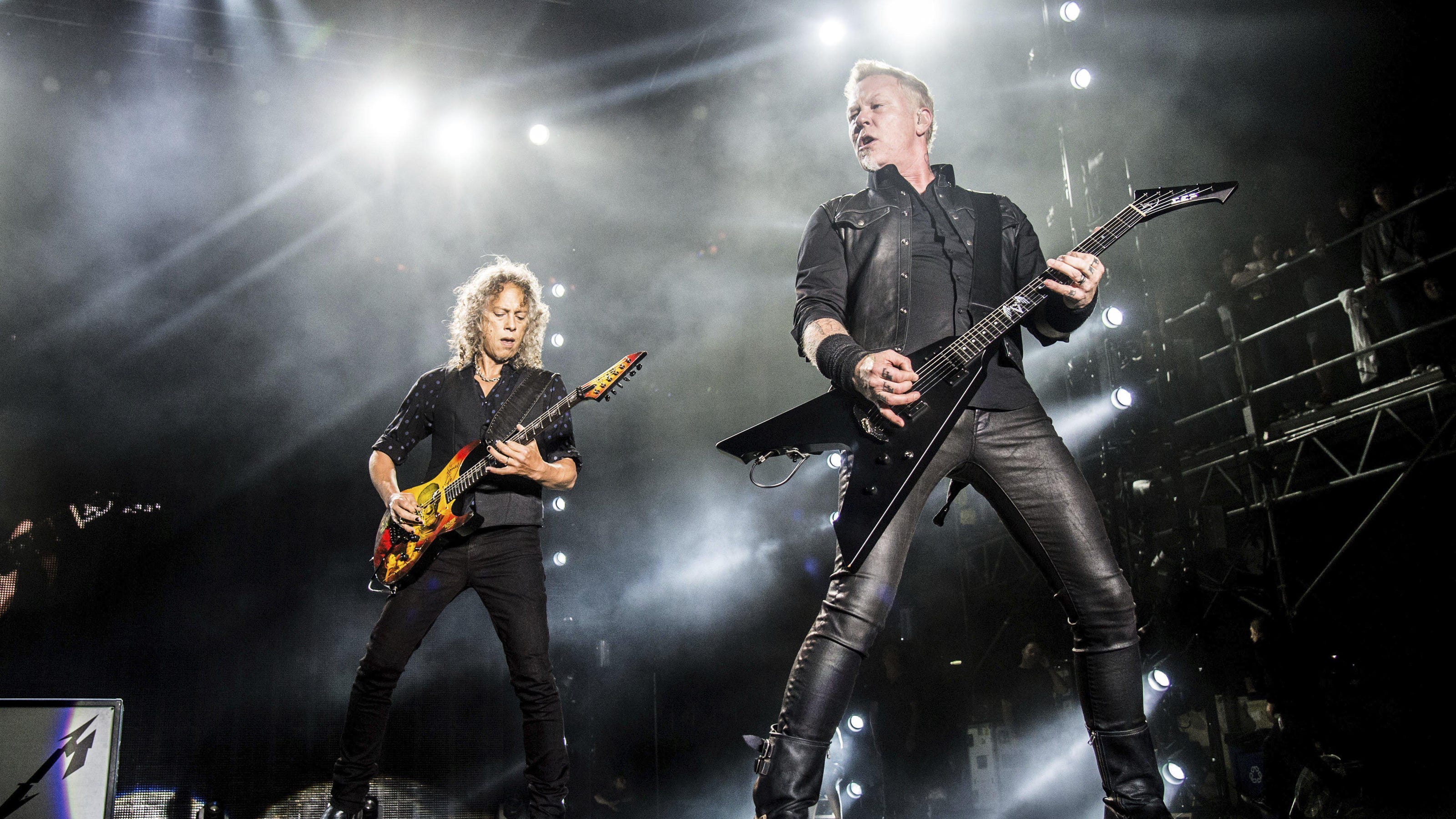 Офицеры в исполнении группы металлика. Группа Metallica. 72 Сеасон металлика. Metallica 72 Seasons концерт.