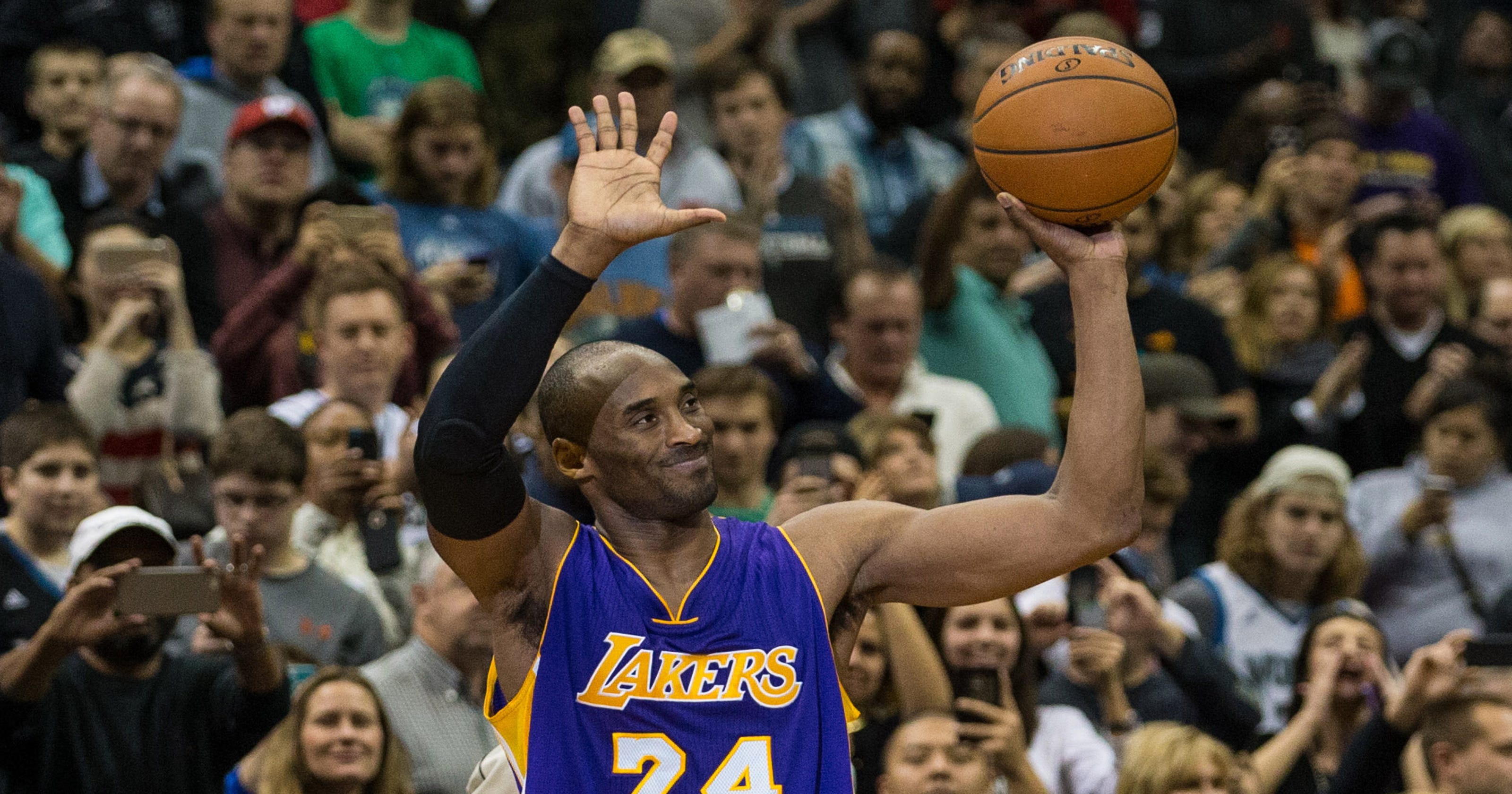 Kobe Bryant passes Michael Jordan for third in points
