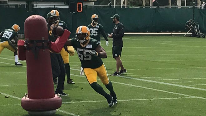 Newly signed Packers outside linebacker Ahmad Brooks takes part in a pass rush drill Monday afternoon.