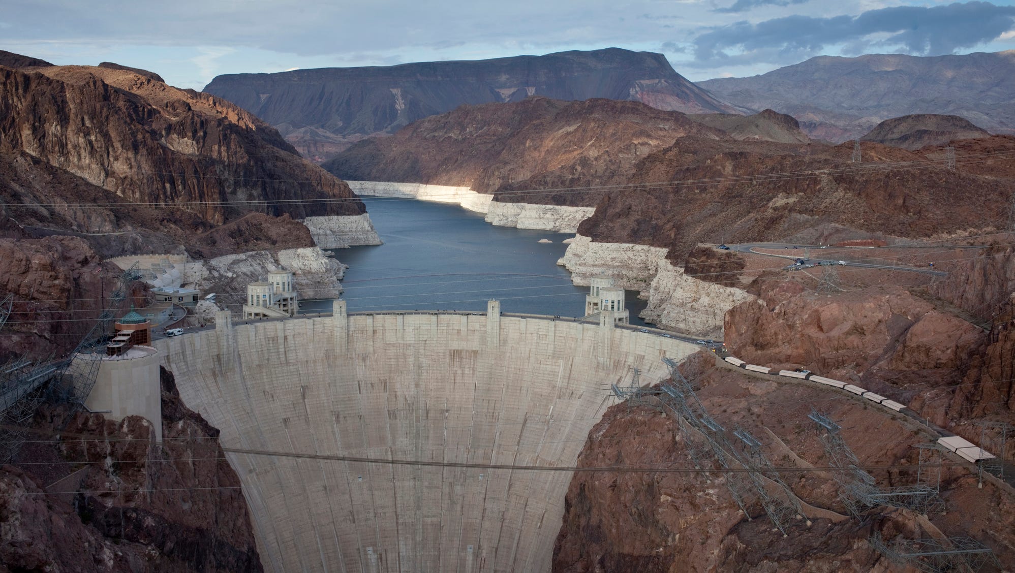 'The pie keeps shrinking': Lake Mead's low level will trigger water cutbacks for Arizona, Nevada - AZCentral