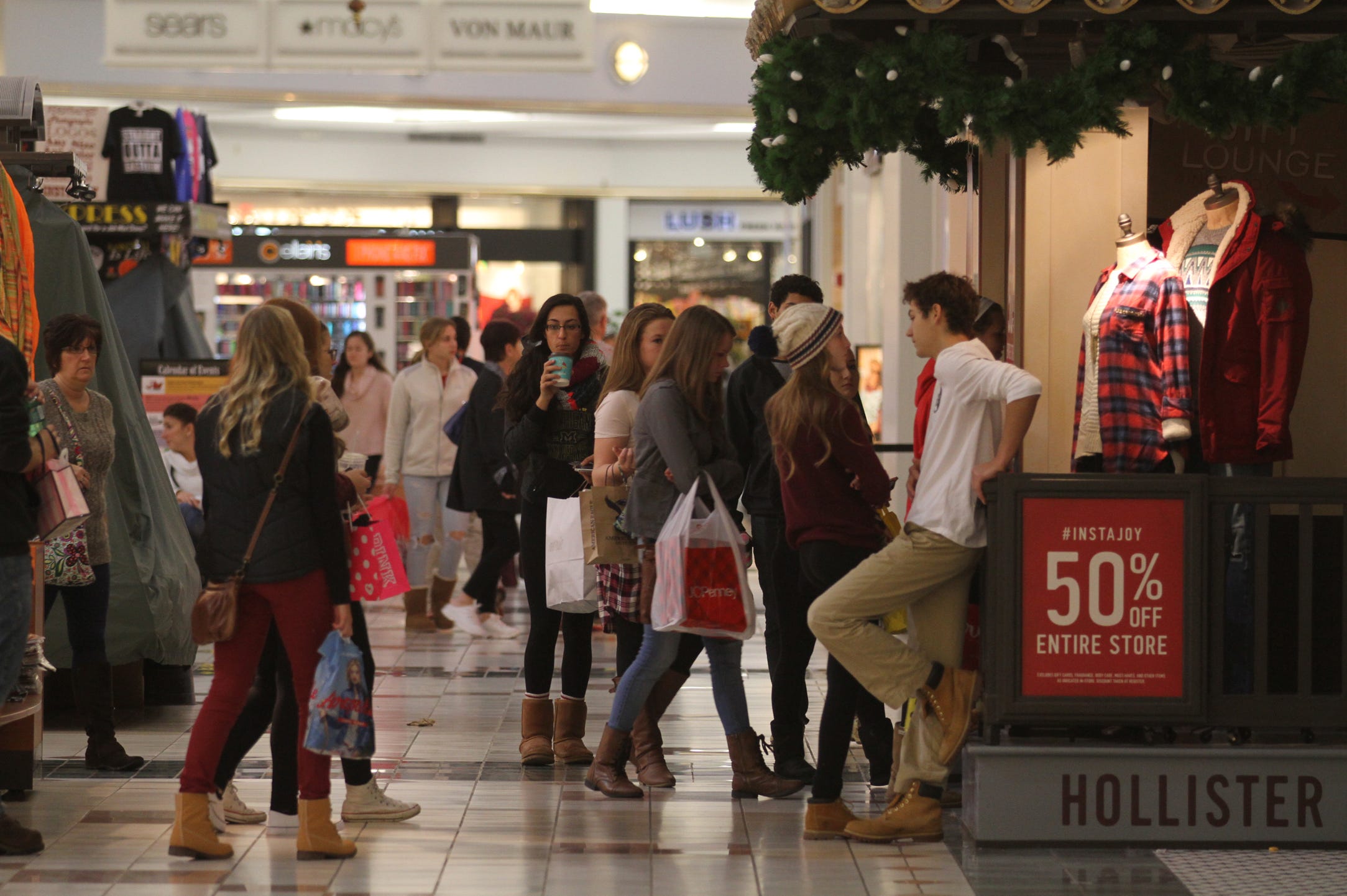 hollister outlet mall