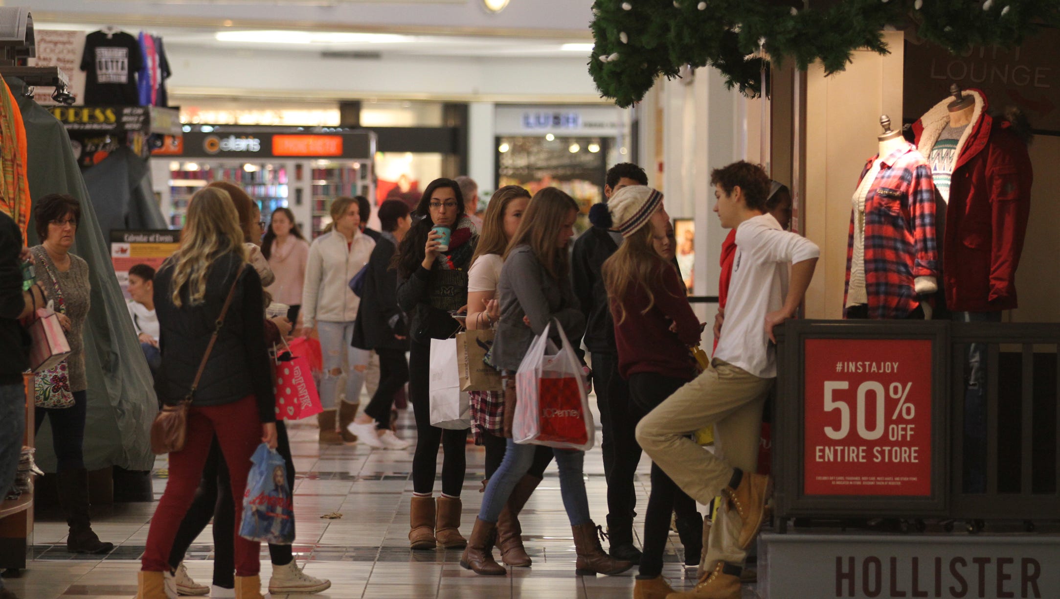 hollister mall hours