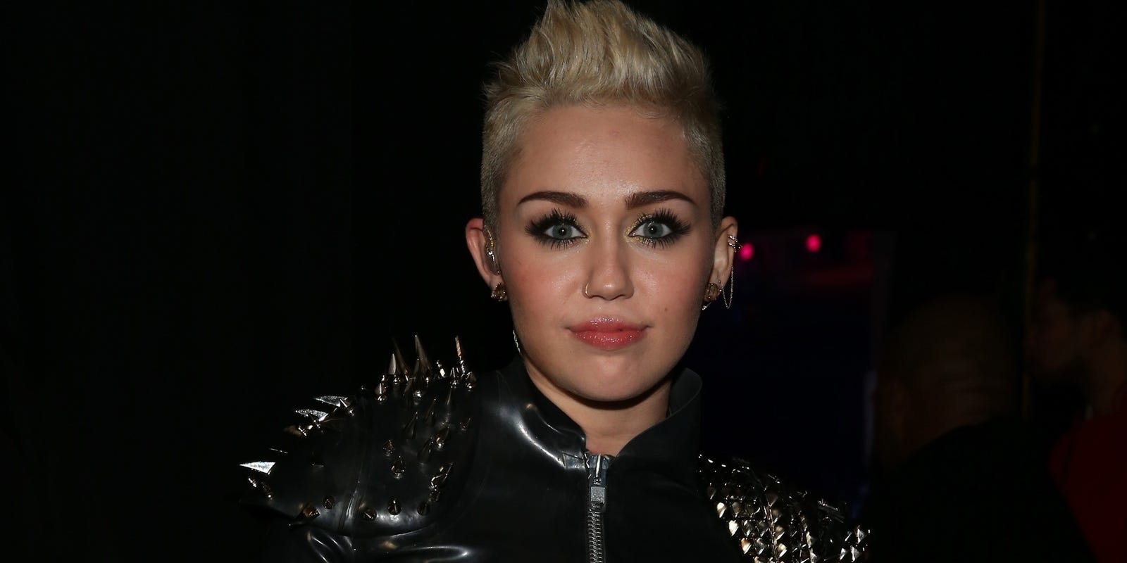 Miley cyrus doctor. Майли Сайрус лысая. Дом Майли Сайрус сгорел. Майли Сайрус и волосы белее снега. Майли Сайрус в блестках.