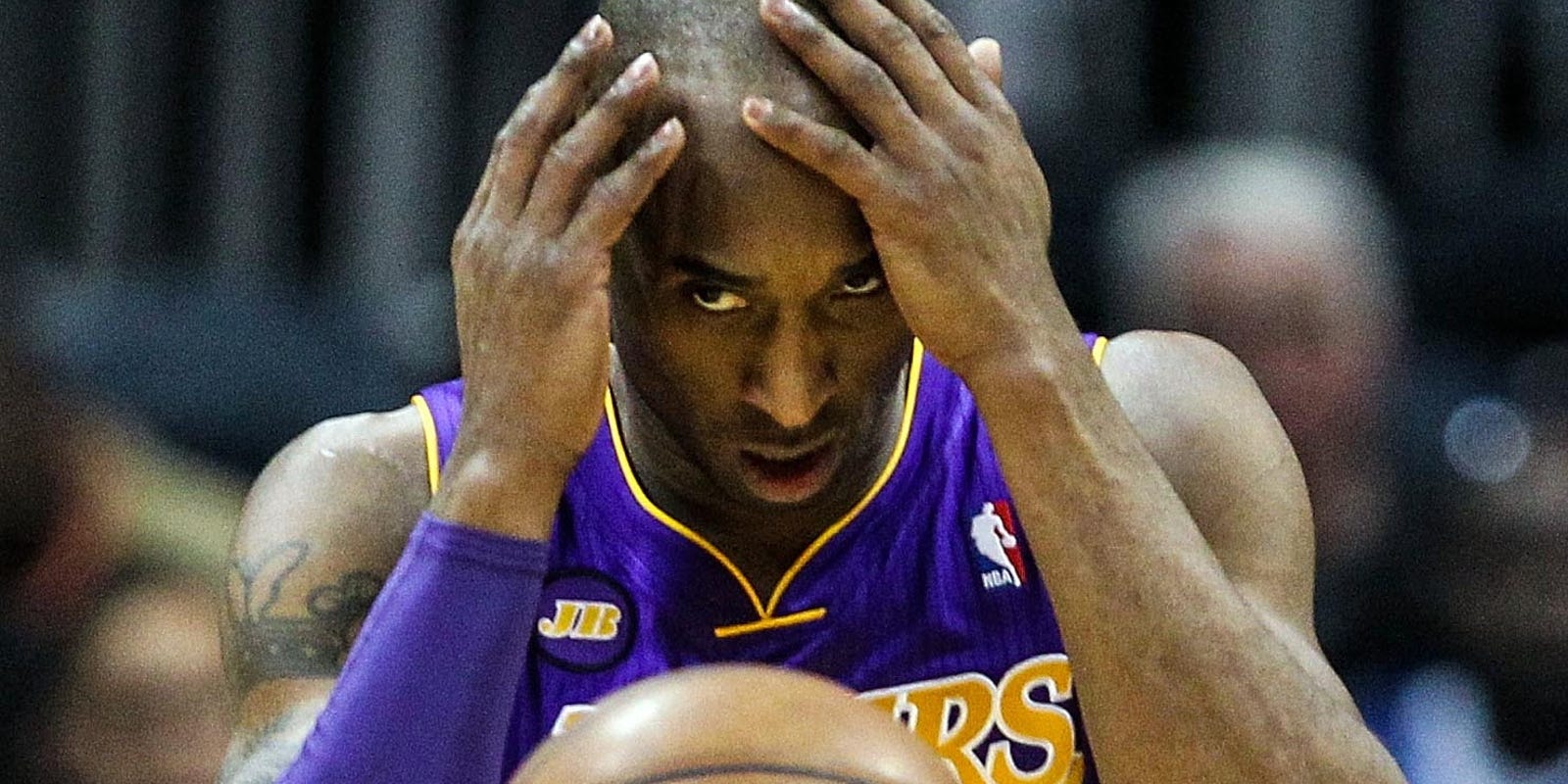 Kobe Bryant injury darkens Lakers loss to Hawks