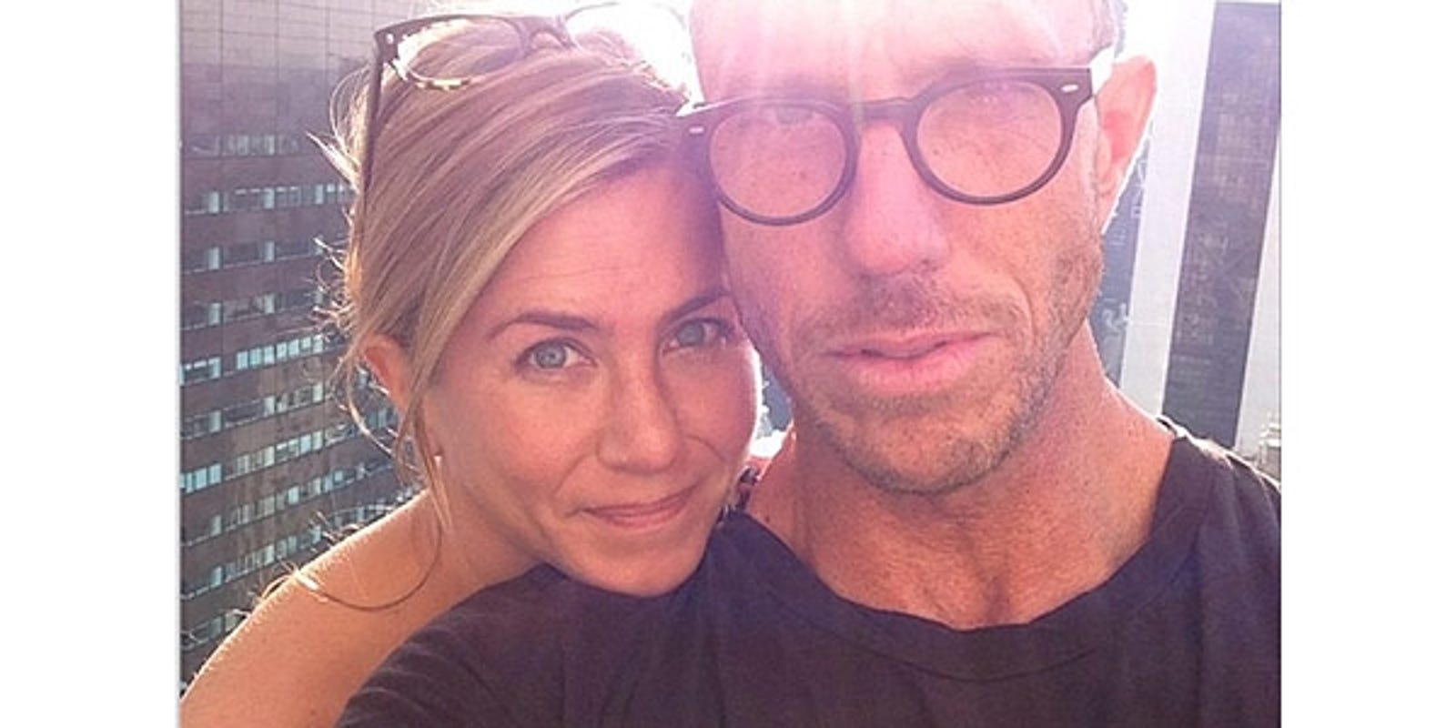 Jennifer Aniston goes makeup-free in selfie
