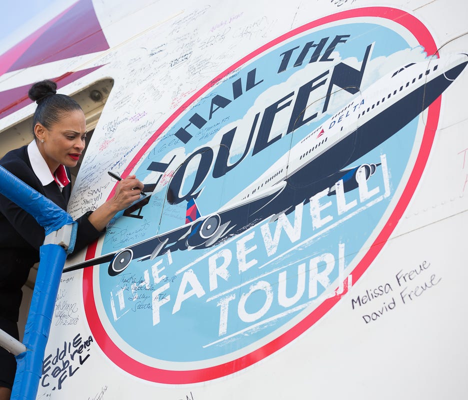 A crew member writes a farewell after the last Boeing 747 flight for Delta Air Lines on Jan. 3, 2018.