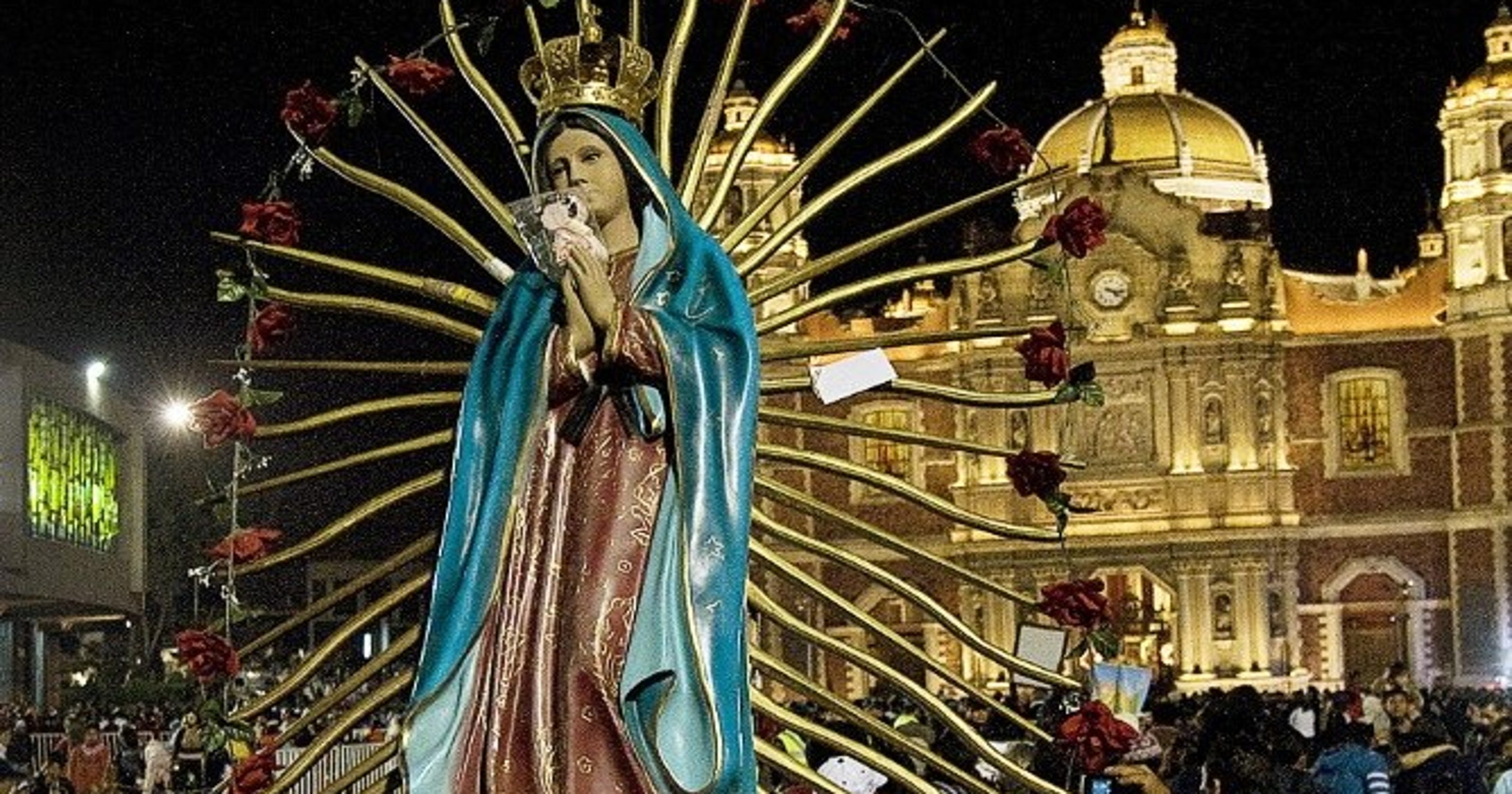 Мексика статуя девы гваделупская. Мексика вероисповедание. Мексика католики. Мексика католики. День девы марии гваделупской в мексике.