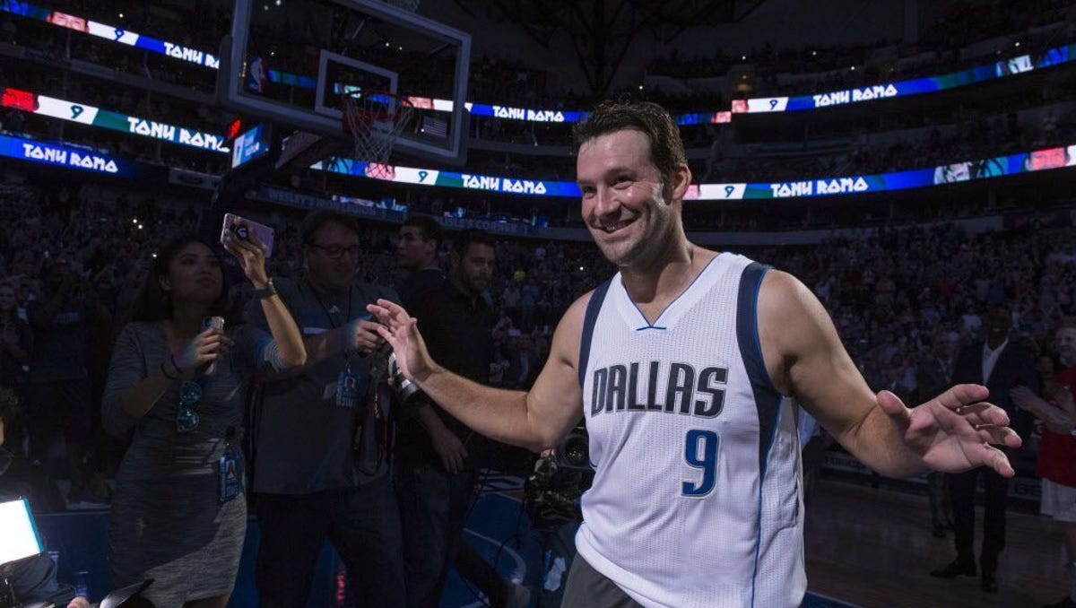 Tony Romo Tells Dallas Fans At Mavericks Game That He S A Lucky Guy