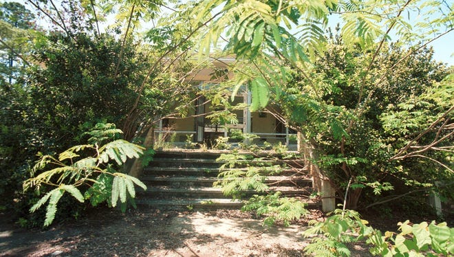 Vegetation encroaches on the spa building of the former Hot Wells resort in this 2000 photo. The building, and others on the site, were demolished several years ago.