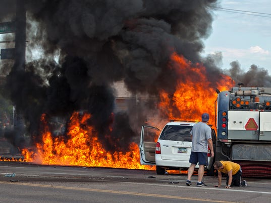 South Phoenix car crash results in 1 death, 1 seriously injured