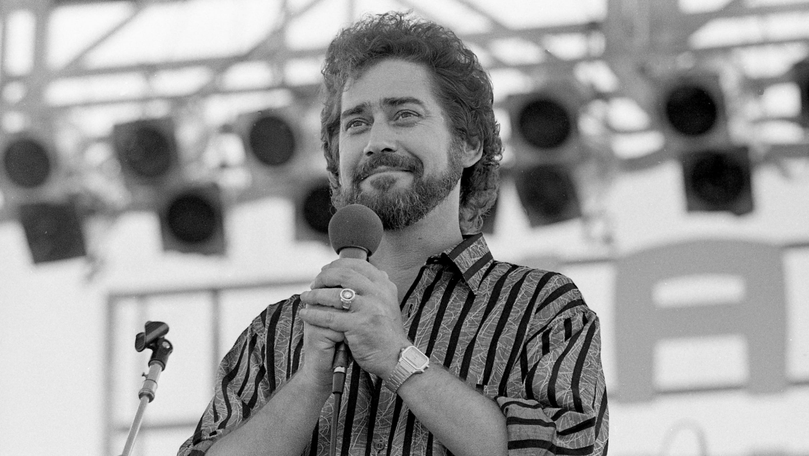 Earl Thomas Conley Who Sang Holding Her And Loving You Dead At 77