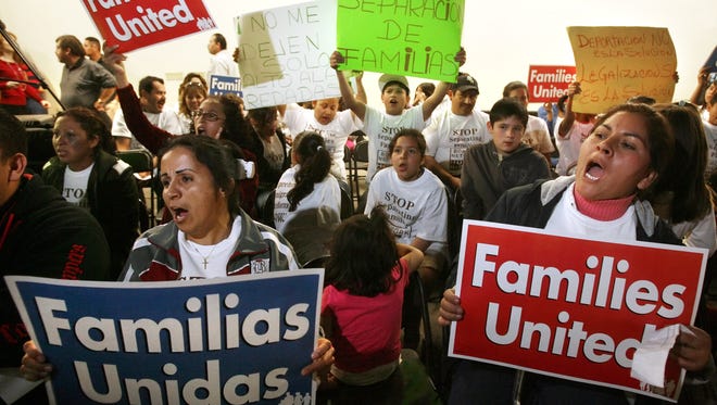 En una imagen de archivo se puede apreciar a manifestantes durante una protesta en El Paso, Texas a favor de una reforma migratoria.