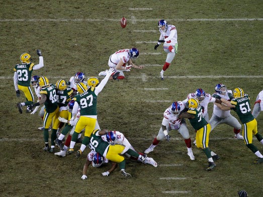PACKERS09 PACKERS - New York Giants kicker Robbie