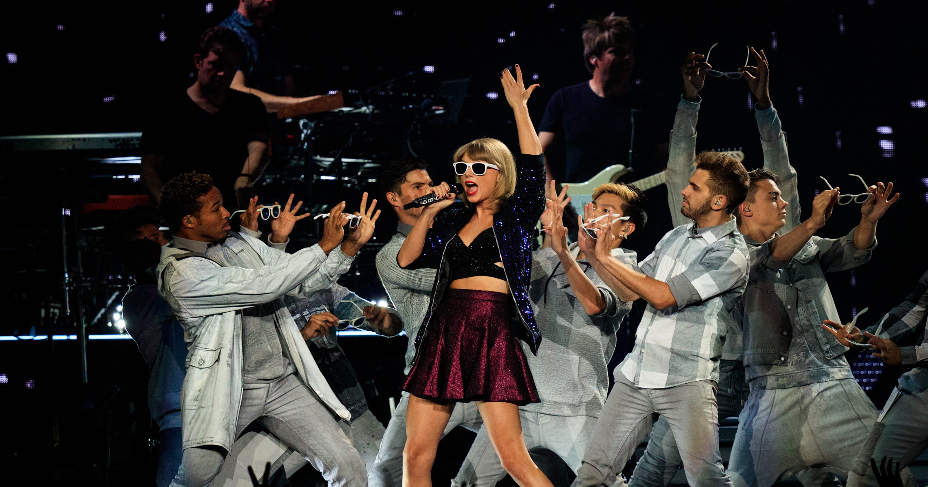 Taylor Swift leads AMA nominations