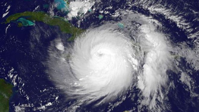 El "extremadamente peligroso" huracán de categoría 4 Matthew, que presenta vientos máximos sostenidos de 145 millas (230 km/h), descargará su furia sobre Cuba esta tarde, informó hoy el Centro Nacional de Huracanes (NHC).