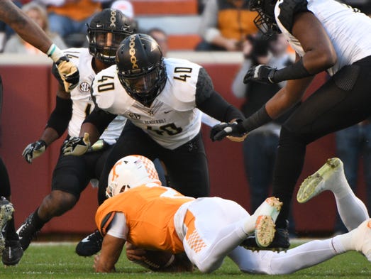 Tennessee quarterback Jarrett Guarantano (2) dives