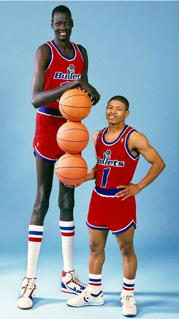 Tallest and shortest NBA player next to each other