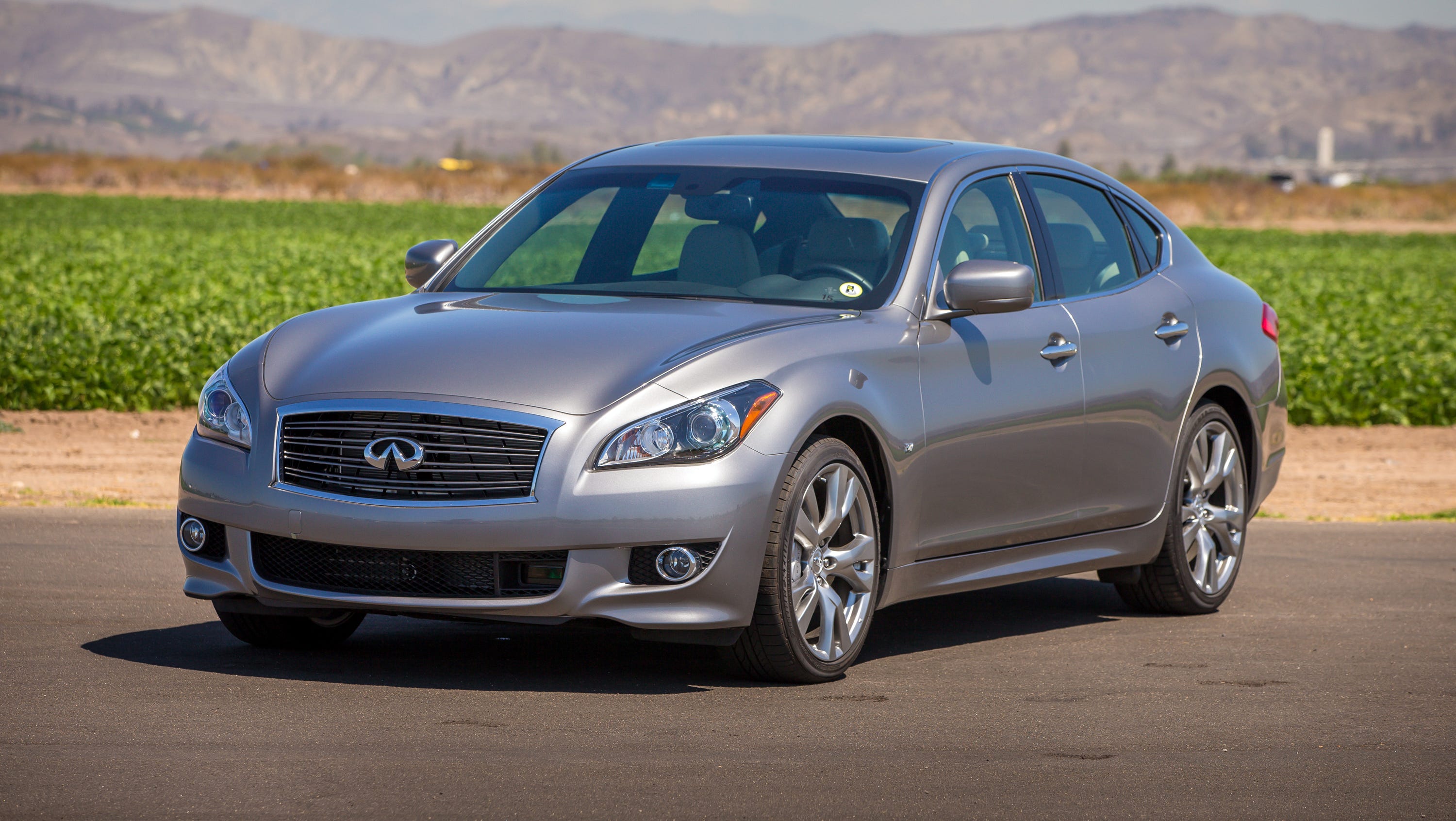 Auto Review 14 Infiniti Q70 Is A Mobile Media Room With An Eames Chair