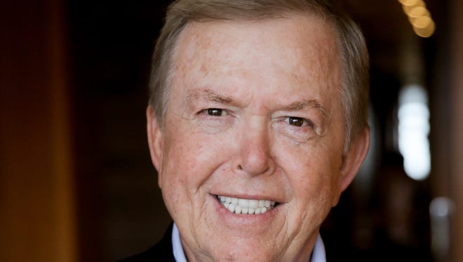 El presentador de Fox Business, Lou Dobbs, está acusado en una demanda por difamación presentada el jueves por la firma de tecnología de votación Smartmatic USA.