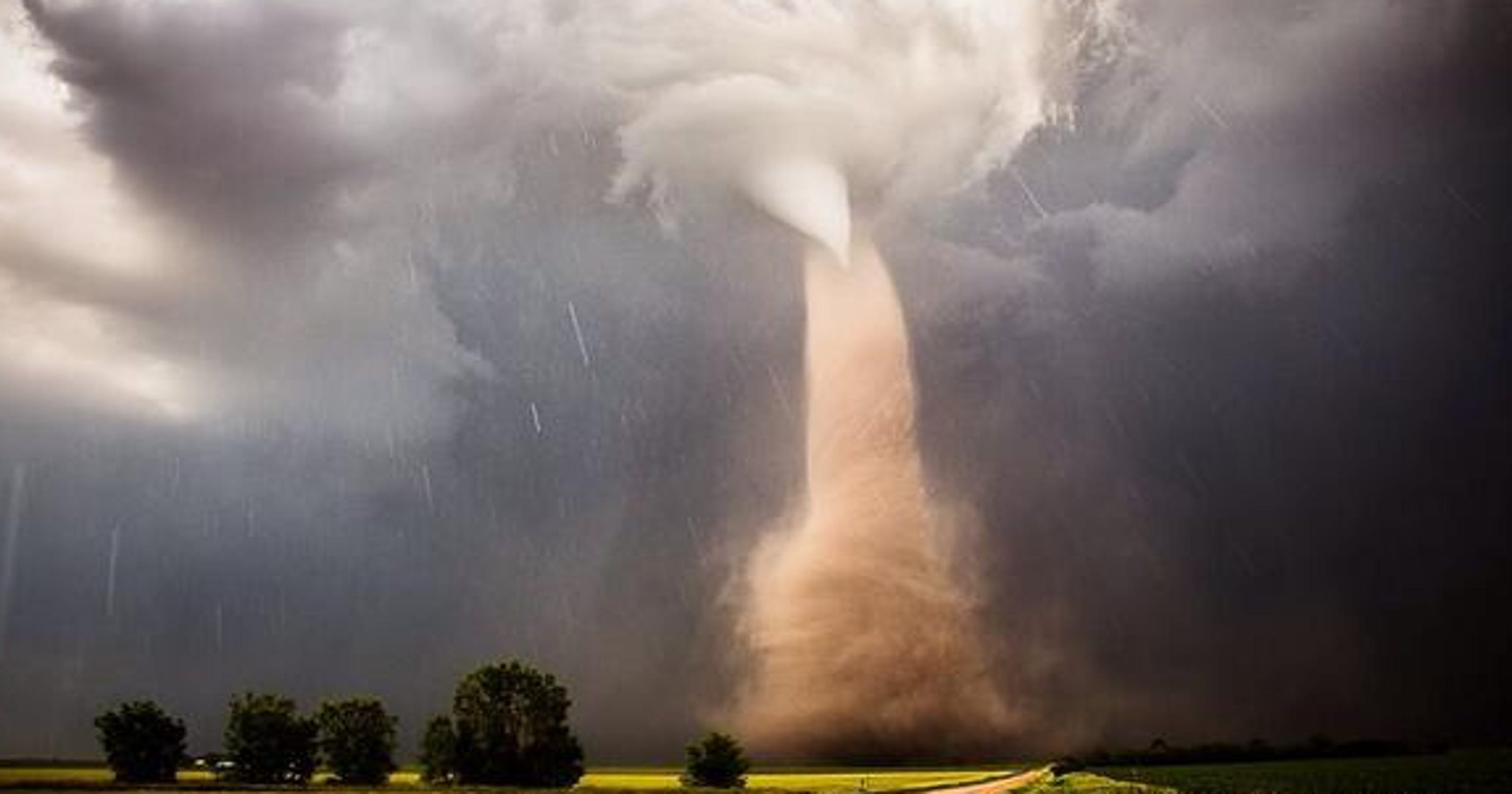 Scary tornado roars in Nebraska