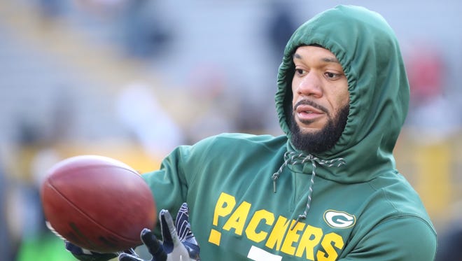 Green Bay Packers tight end Lance Kendricks warms up before the game against the Baltimore Ravens on Nov. 19, 2017, at Lambeau Field.
