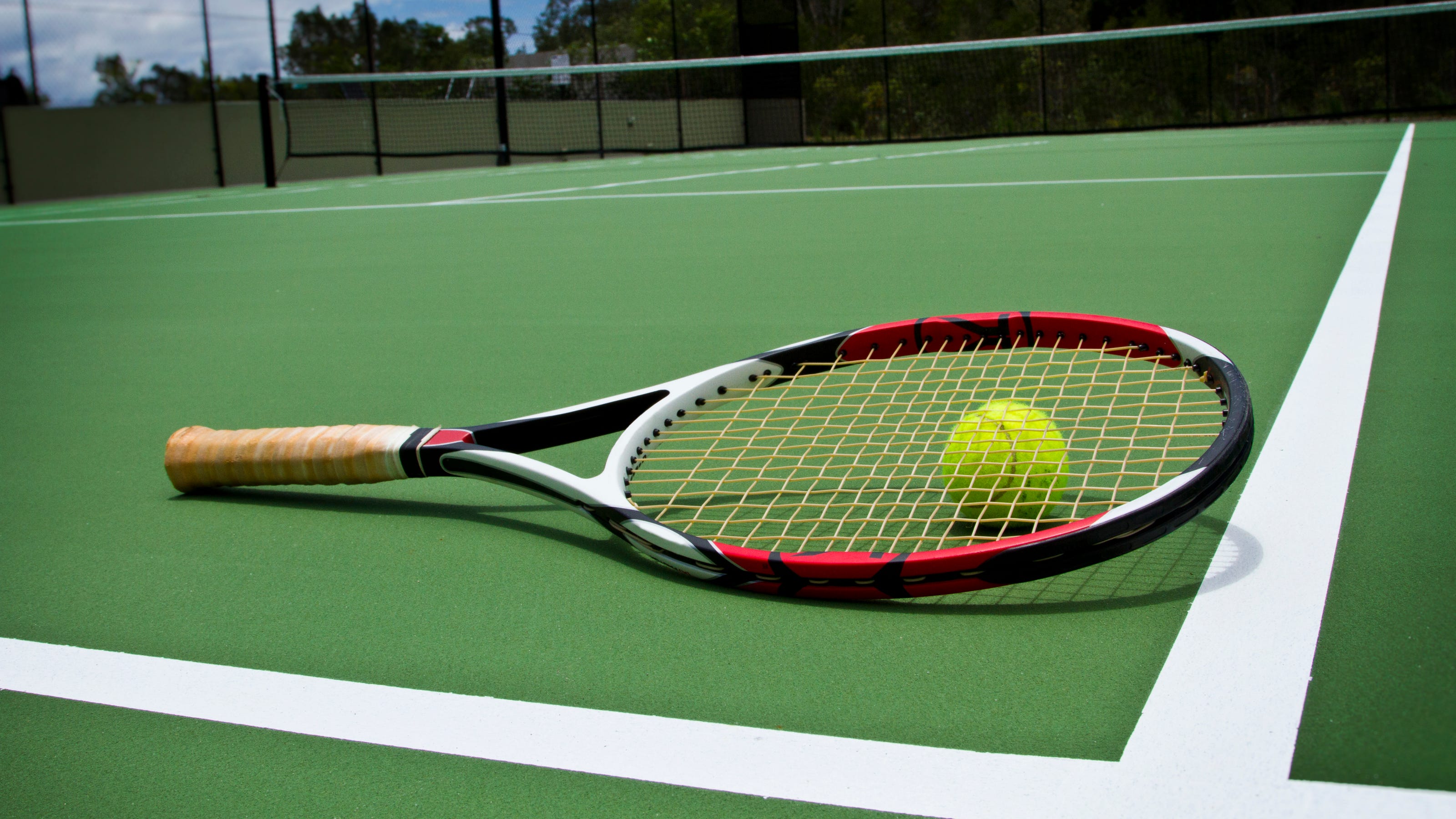 Теннисные названия. Теннис. Теннис ракетка и мяч. Ракетка для тенниса. Ракетка на теннисном корте.