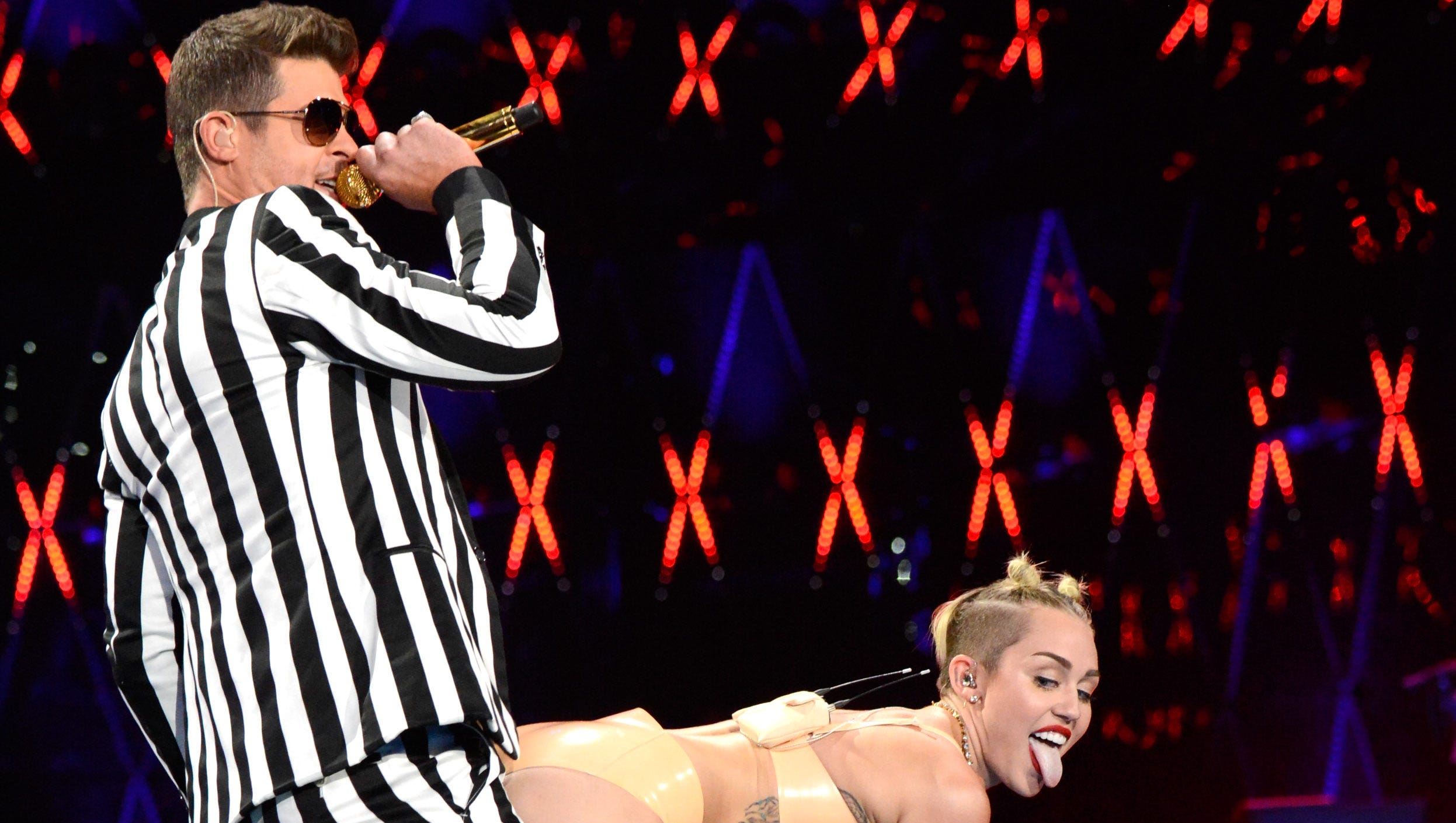 Molly Cyrus Porn - Miley Cyrus twerks, gets freaky with Robin Thicke