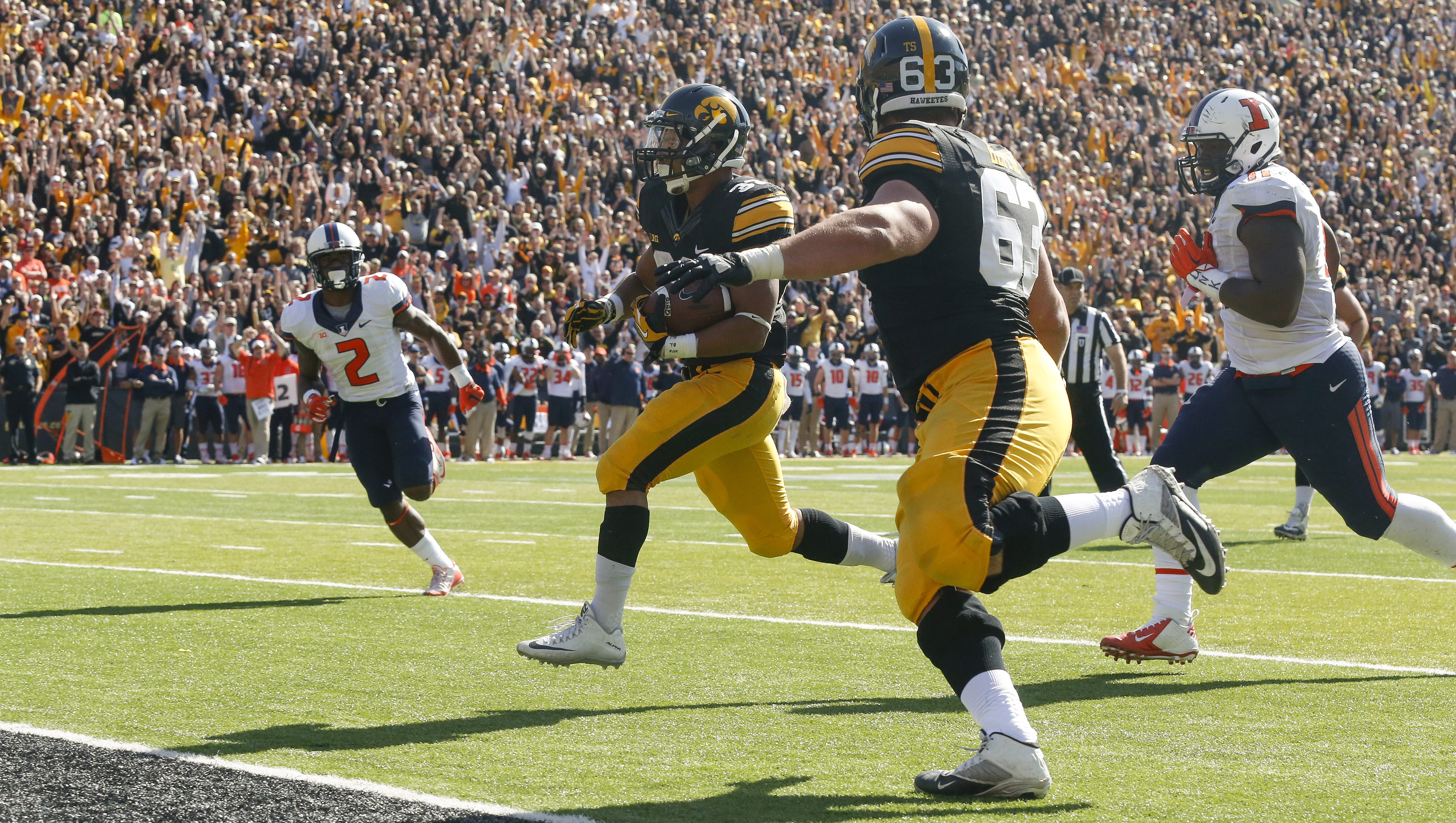 Jordan Canzeri Powers Iowa Past Illinois To 6 0