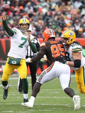 Green Bay Packers quarterback Brett Hundley (7) throws