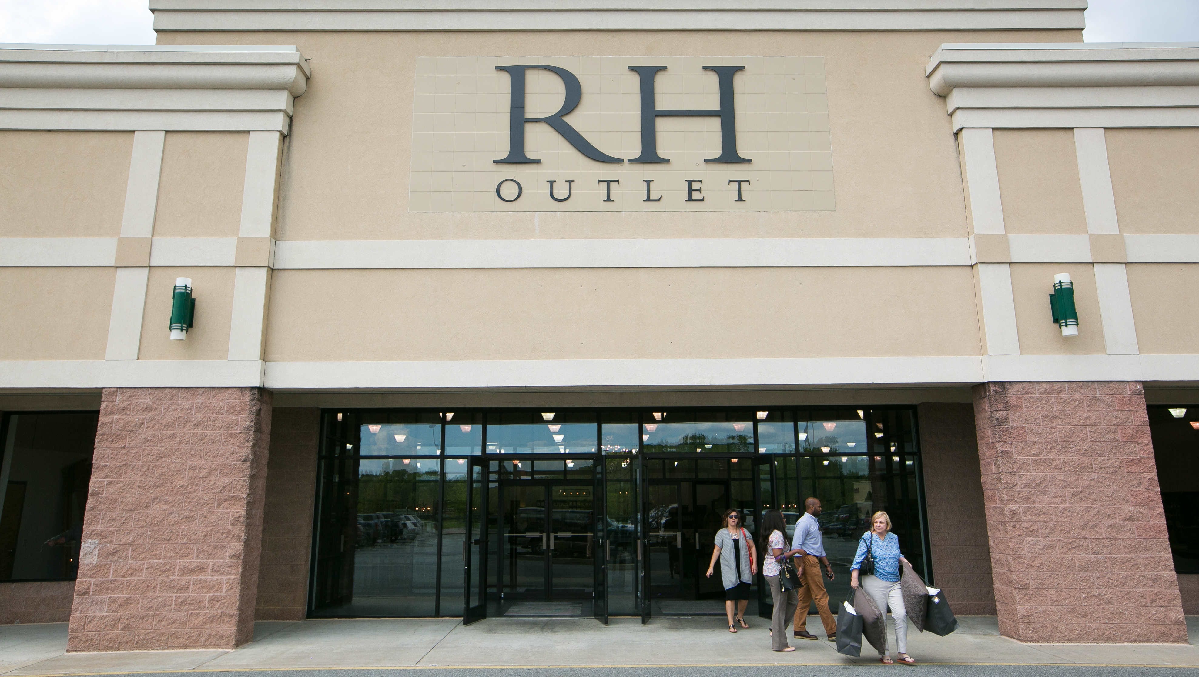 Restoration Hardware Outlet Opens In Christiana Raymour Flanigan Zoe S Kitchen Shake Shack To Follow